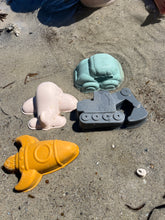 Load image into Gallery viewer, Silicone Beach Set - Transport

